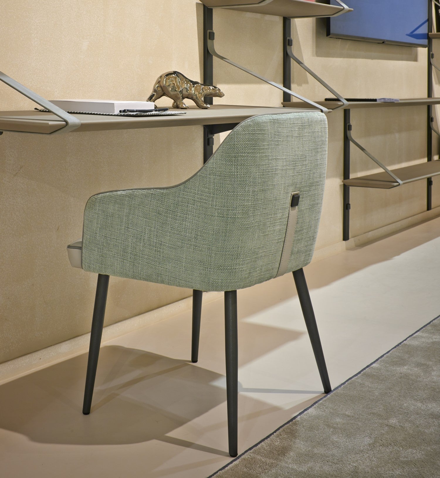 04_DANDY_Sally with armrests