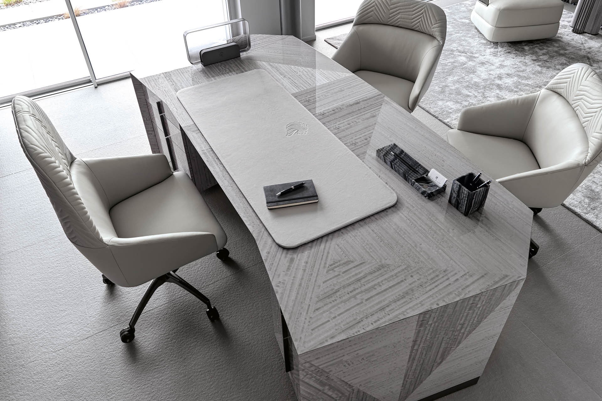 Moonlight_presidential_desk8-1