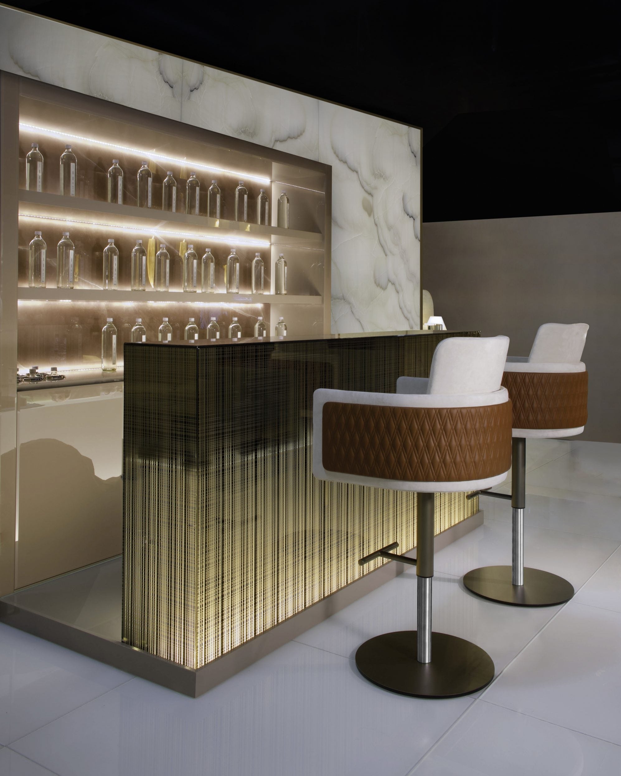 amet-stool-avantgarde-bar-amb-POST-no-livelli_b-scaled